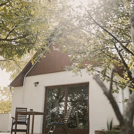 Suttogo Vendeghaz شقة